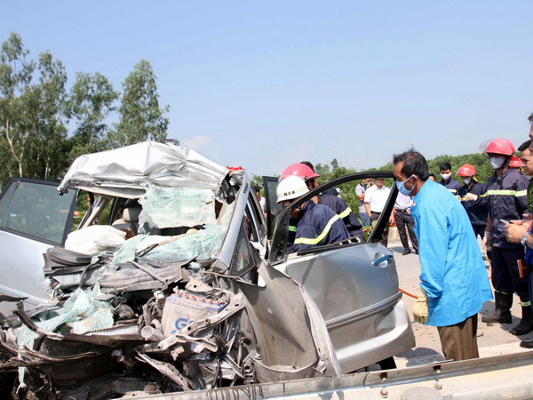 Bình Phước: Xe tải nổ lốp trên Quốc lộ 13 làm 3 người tử vong ảnh 1