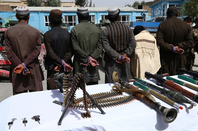 Các chiến binh Taliban bị còng tay sau khi bị bắt ở tỉnh Ghazni của Afghanistan. (Nguồn: Xinhua) Afghanistan: Thêm một chỉ huy chủ chốt của Taliban bị tiêu diệt ảnh 1