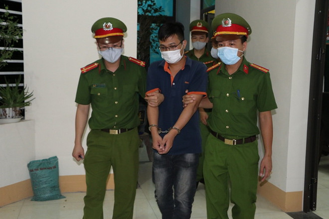 Công an tỉnh Vĩnh Phúc dẫn giải đối tượng Đặng Quốc Bình. (Nguồn: cand) Khởi tố 3 đối tượng phát tán clip liên quan đến quán bar-karaoke Sunny ảnh 1