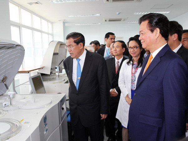 Thủ tướng Nguyễn Tấn Dũng và Thủ tướng Hun Sen thăm Bệnh viện Chợ Rẫy-Phnom Penh. (Ảnh: Đức Tám/TTXVN) "Việt Nam là người bạn thủy chung của Campuchia" ảnh 1