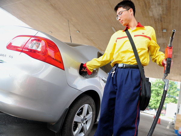 Thị trường dầu mỏ biến động trái chiều do thiếu thông tin định hướng ảnh 1