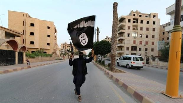 Một phiến quân IS ở Iraq. (Nguồn: Reuters) Xung quanh việc giải quyết vấn đề tù nhân IS là công dân nước ngoài ảnh 1