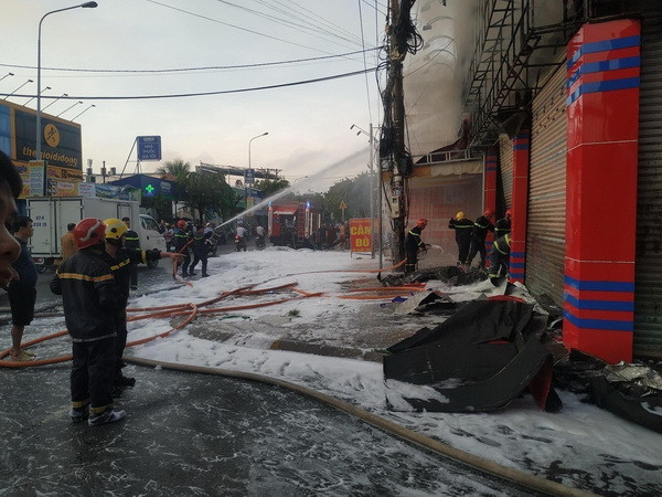 Bình Dương: Cháy cửa hàng xe máy, hơn 100 xe bị thiêu rụi ảnh 1