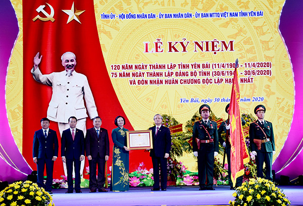 Thường trực Ban Bí thư Trần Quốc Vượng trao Huân chương Độc lập hạng Nhất cho Đảng bộ, chính quyền và nhân dân tỉnh Yên Bái. (Ảnh: Tuấn Anh/TTXVN) Kỷ niệm trọng thể 120 năm Ngày thành lập tỉnh Yên Bái ảnh 1