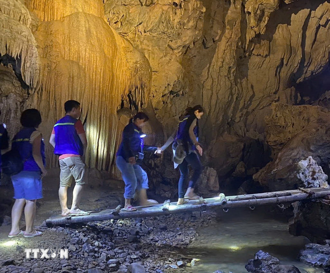 Du khách tham quan động Ngườm Ngao trong Công viên Địa chất Toàn cầu Non nước Cao Bằng. (Nguồn: TTXVN) ttxvn-dong-nguom-ngao-1947.jpg
