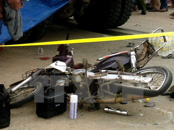 Xe tải kéo lê 3 mẹ con hàng chục mét, hai người tử vong tại chỗ ảnh 1