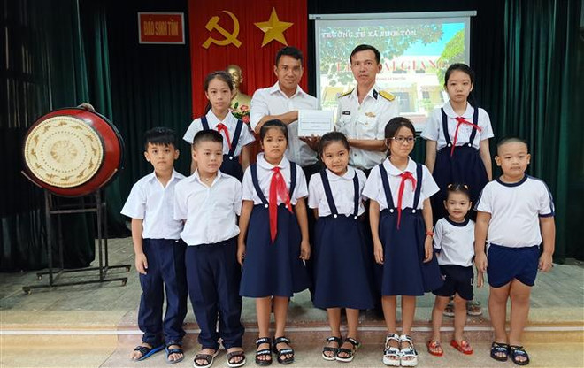 Tưng bừng khai giảng năm học mới ở huyện đảo Trường Sa ảnh 1