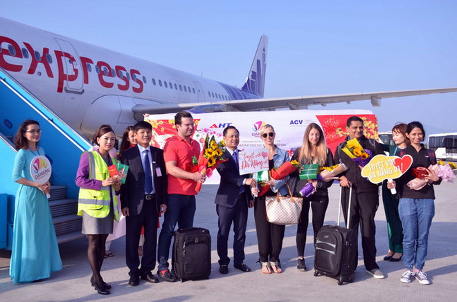 Đà Nẵng đón những vị khách quốc tế 'xông đất' bằng đường hàng không ảnh 1