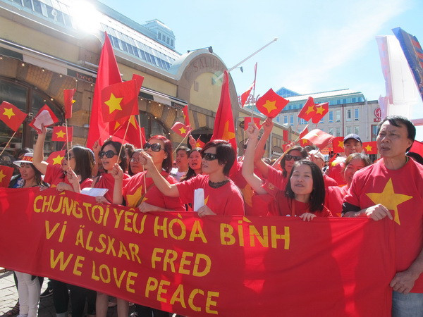 Người Việt ở Thụy Điển phản đối Trung Quốc đặt giàn khoan ảnh 1