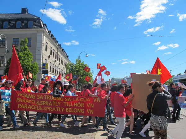 Người Việt ở Thụy Điển phản đối Trung Quốc đặt giàn khoan ảnh 2