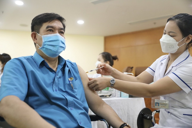 Tiêm vaccine phòng COVID-19 mũi 3 và mũi 4 cho CNVC và lao động ảnh 1