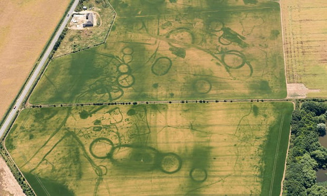 Nắng nóng giúp các nhà khảo cổ Anh phát hiện ra các di tích cổ ảnh 1