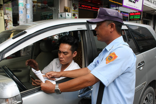 Nhiều bất cập trong thu phí đỗ xe lòng lề đường ở TP Hồ Chí Minh ảnh 1