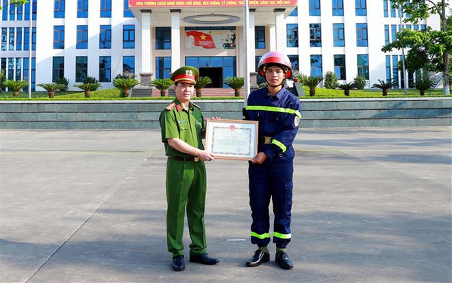 Khen thưởng chiến sỹ giải cứu hơn 100 học sinh trong đêm mưa lũ ảnh 1