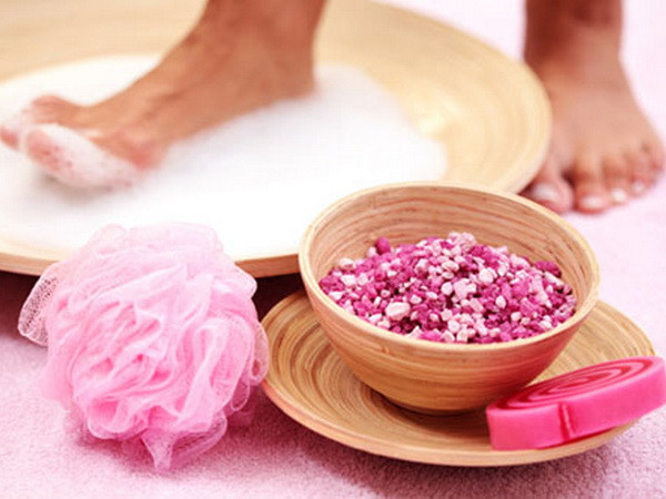 Những cách đơn giản điều trị vùng gót chân nứt nẻ ảnh 1