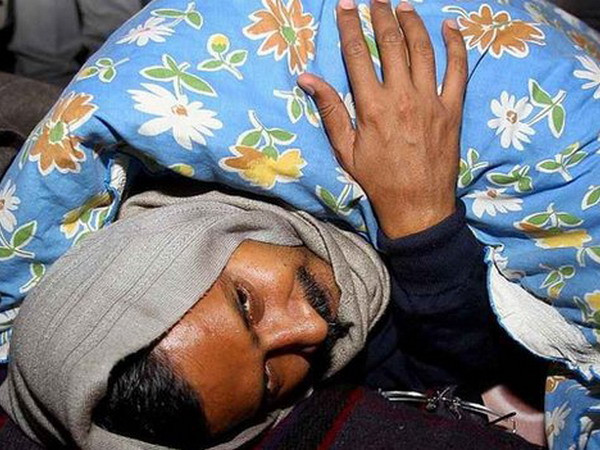 Ông Arvind Kejriwal qua đêm trên đường với những người ủng hộ ông. (Nguồn: BBC) Thủ hiến bang Delhi chấm dứt biểu tình làm tê liệt thủ đô ảnh 1