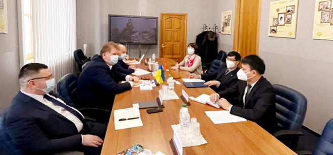 Ưu tiên tháo gỡ khó khăn cho người Việt ở Ukraine trong dịch COVID-19 ảnh 2