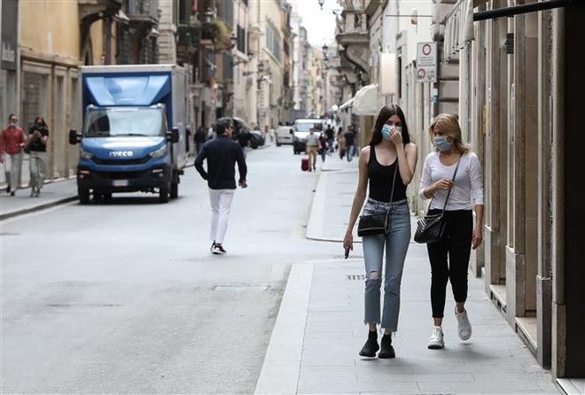 Người dân đeo khẩu trang phòng dịch COVID-19 tại Rome, Italy. (Ảnh: THX/TTXVN) Hồi phục kinh tế sau COVID-19: Bài toán hóc búa của Italy ảnh 3