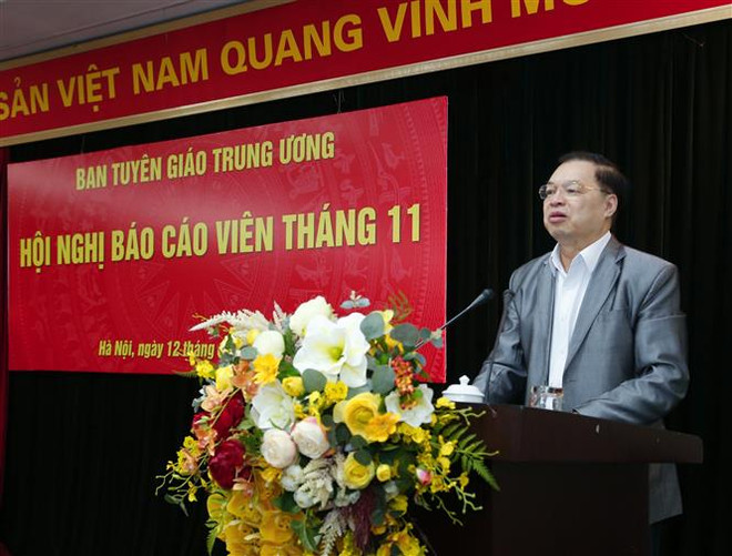 Phó Trưởng Ban Tuyên giáo Trung ương Lê Mạnh Hùng báo cáo về tình hình thực hiện Nghị quyết số 33-NQ/TW. (Ảnh: Doãn Tấn/TTXVN) Xây dựng và phát triển văn hóa, con người là nhiệm vụ thường xuyên ảnh 3