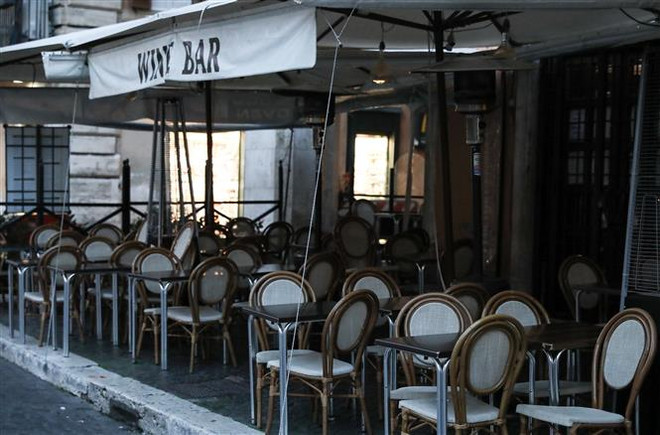 Một quán bar đóng cửa trong bối cảnh các biện pháp hạn chế được áp dụng nhằm khống chế dịch COVID-19 tại Rome, Italy ngày 26/10. (Ảnh: THX/TTXVN) Hồi phục kinh tế sau COVID-19: Bài toán hóc búa của Italy ảnh 2