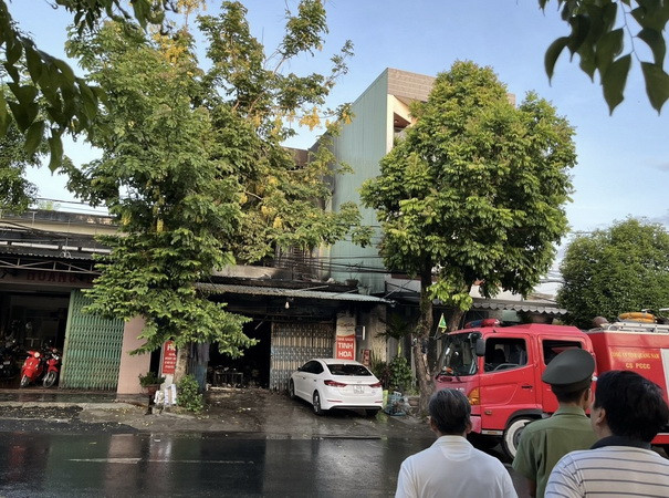 Các lực lượng chức năng khám nghiệm hiện trường, điều tra nguyên nhân vụ cháy. (Ảnh: Trịnh Bang Nhiệm/TTXVN) Cháy nhà lúc rạng sáng, hai vợ chồng ở Quảng Nam thiệt mạng ảnh 1