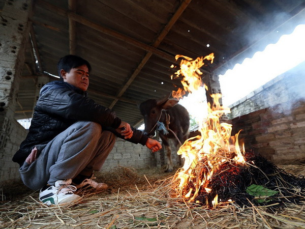 Không khí lạnh tiếp tục tăng cường xuống phía Nam gây mưa dông ảnh 1