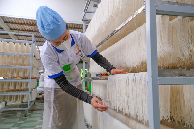 Ao nuôi tôm thâm canh sử dụng điện năng lượng mặt trời (bên trái) và các tấm pin năng lượng mặt trời lắp trên mái nhà của một hộ dân ở huyện Đông Hải, tỉnh Bạc Liêu. (Ảnh: Thanh Liêm/TTXVN) ttxvn_nang luong mat troi1.jpg