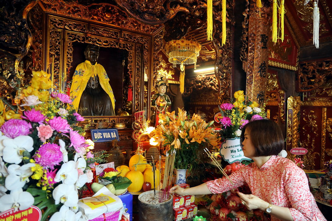 Bên trong đền thờ miếu Vua Bà. (Ảnh: Đức Hiếu/TTXVN) ttxvn_khai_hoi_bach_dang.jpg
