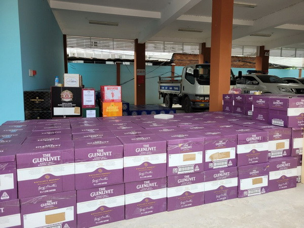 Long An: Công an tạm giữ hàng ngàn chai rượu ngoại không rõ nguồn gốc ảnh 1