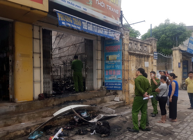 Hiện trường vụ cháy. (Ảnh: Văn Đạt/TTXVN) Nam Định: Hỏa hoạn thiêu rụi cửa hàng túi xách trong đêm ảnh 1