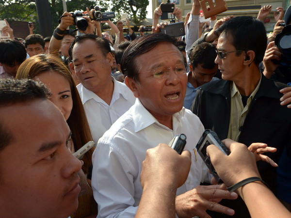 Campuchia: Hàng nghìn người yêu cầu cách chức Phó Chủ tịch Quốc hội ảnh 1