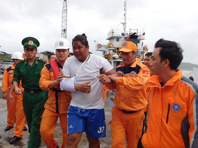 Đưa 4 thuyền viên nước ngoài bị tai nạn trên biển vào đất liền ảnh 2