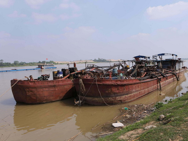 Bắt quả tang 5 ghe khai thác cát trái phép trên sông Đồng Nai ảnh 1