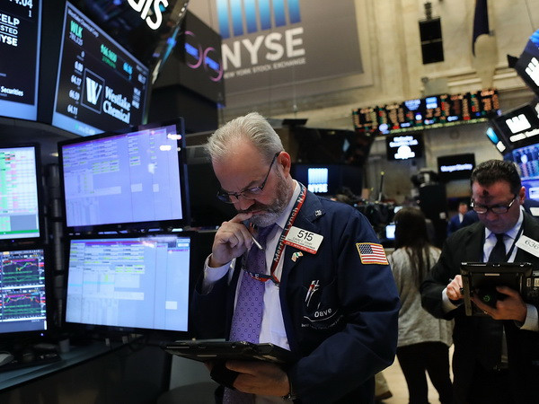 Màu xanh phủ khắp sàn chứng khoán Âu-Mỹ sau khi Fed nâng lãi suất ảnh 1