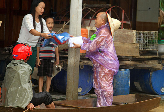 Tình người ấm áp ngay giữa vùng “rốn lũ” Hương Khê ảnh 1