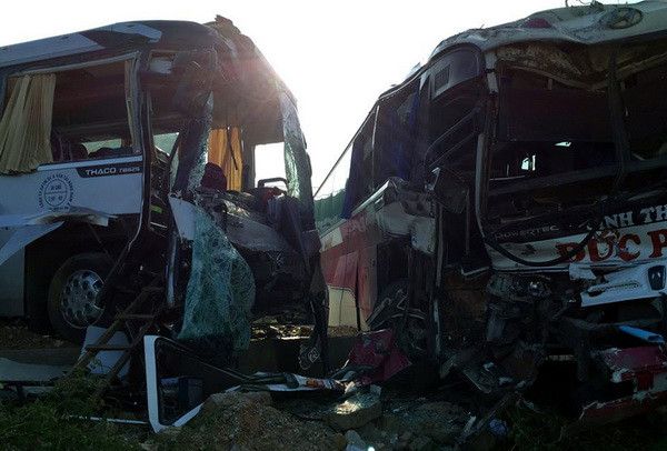 Quảng Ninh: Xe khách va chạm xe du lịch, 3 người bị thương nặng ảnh 1