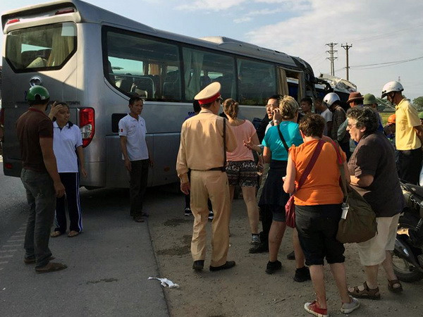 Quảng Ninh: Xe khách va chạm xe du lịch, 3 người bị thương nặng ảnh 2