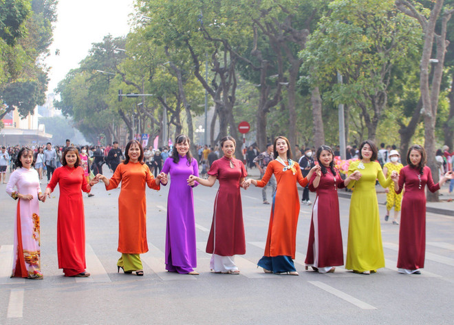 Chiêm ngưỡng vẻ đẹp của phụ nữ Thủ đô trong Tuần lễ Áo dài ảnh 1