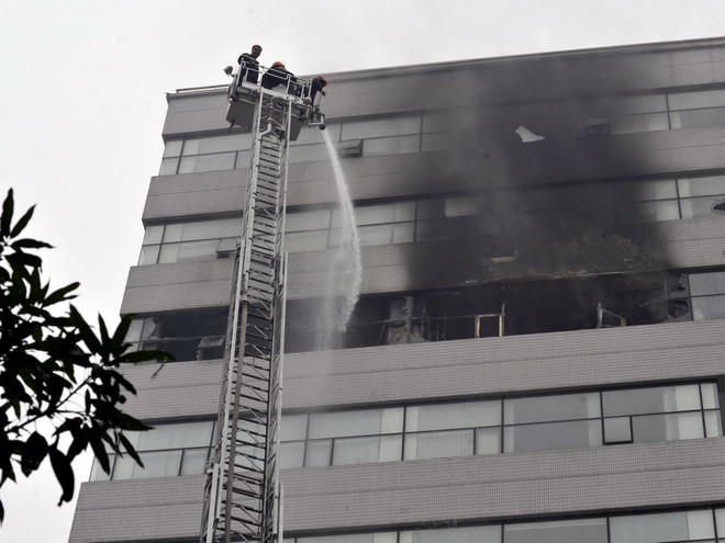 Sử dụng xe thang để chữa cháy. (Ảnh: Minh Đức/TTXVN) Cảnh sát chữa cháy Hà Nội tiếp nhận 2 xe thang cao 18 tầng nhà ảnh 1