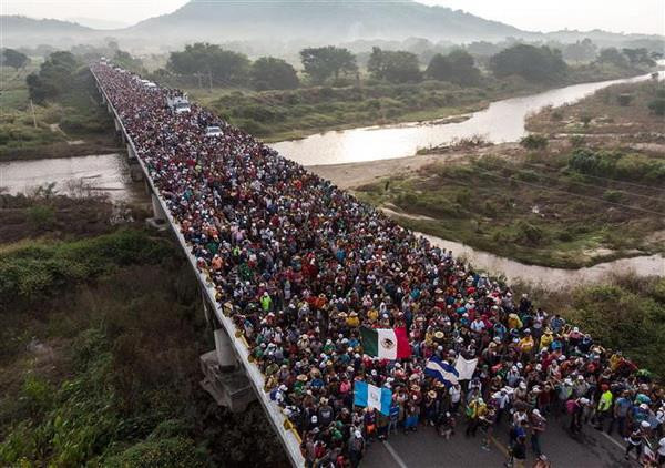 Người di cư Honduras rời khu vực Arriaga để tới San Pedro Tapanatepec, miền nam Mexico, trong hành trình tới Mỹ. (Nguồn: AFP/TTXVN) Mexico kêu gọi Mỹ đầu tư vào Trung Mỹ để ngăn chặn dòng người di cư ảnh 1