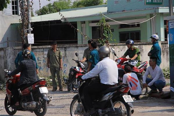 Lực lượng chức năng phong tỏa hiện trường vụ án. (Ảnh: Nguyễn Văn Việt/TTXVN) Bình Dương: Khẩn trương điều tra vụ thảm án 3 mẹ con bà cháu tử vong ảnh 1