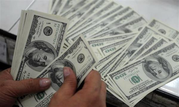 Kiểm tiền USD tại quầy giao dịch tiền tệ ở Manila, Philippines. (Nguồn: AFP/TTXVN) Đồng bạc xanh áp sát mức ''đỉnh'' trong 22 tháng qua ảnh 1