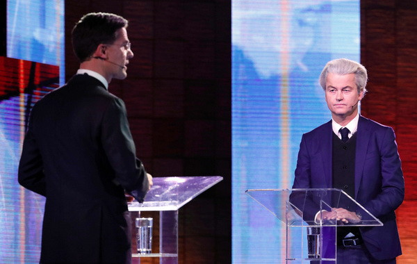 Cuộc tranh luận trên truyền hình giữa Thủ tướng Hà Lan Mark Rutte (trái) và đối thủ Geert Wilders. (Nguồn: AFP/TTXVN) Bầu cử Hà Lan: Cuộc tranh luận cuối cùng để thu hút cử tri do dự ảnh 1