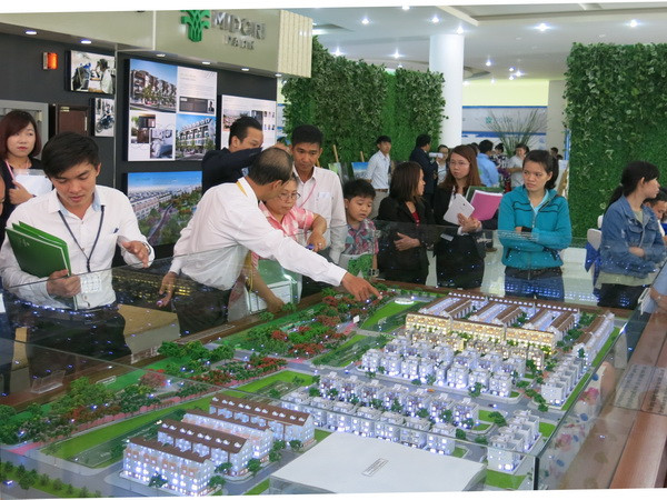 Người dân đến tìm hiểu dự án nhà ở Midori Park tại Trung tâm thành phố mới tỉnh Bình Dương. (Ảnh: Hải Âu/TTXVN) Xây nhà chung cư giá rẻ ở các đô thị lớn không hề dễ dàng ảnh 1