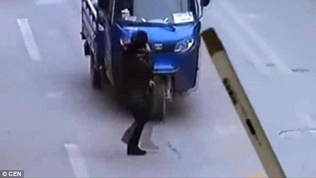 Tài xế đâm chết người đi bộ vì mải ngắm phụ nữ mặc váy ngắn ảnh 3