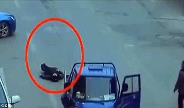 Tài xế đâm chết người đi bộ vì mải ngắm phụ nữ mặc váy ngắn ảnh 5