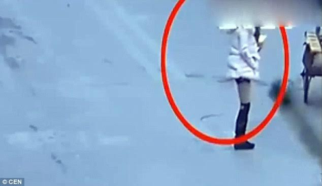 Tài xế đâm chết người đi bộ vì mải ngắm phụ nữ mặc váy ngắn ảnh 1