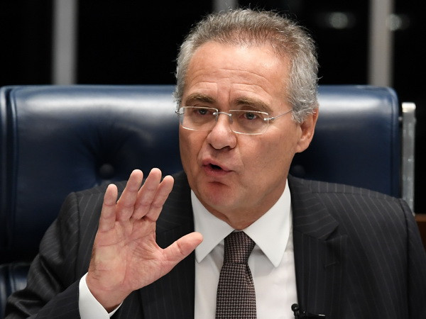 Chủ tịch Thượng viện Brazil Renan Calheiros tại phiên điều trần ở Thượng viện tại thủ đô Brasilia ngày 1/12 vừa qua. (Ảnh: AFP/TTXVN) Brazil cáo buộc Chủ tịch Thượng viện dính líu đến vụ Petrobras ảnh 1