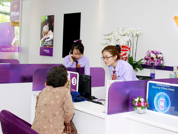Nhân viên điểm giao dịch TPBank quận 4 đang trao đổi với một khách hàng tại TP.HCM. (Nguồn: TPBank) TPBank tăng cường ngân hàng số tại các điểm giao dịch mới ảnh 2