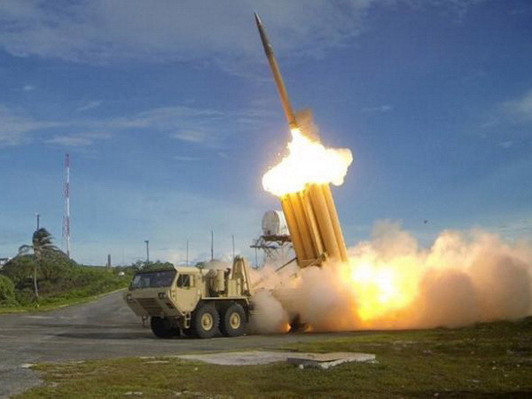 Tên lửa đánh chặn được phóng từ bệ phóng thuộc một bộ phận của hệ thống THAAD. (Ảnh: Reuters/TTXVN) Hàn Quốc: Đảng đối lập chính đề nghị hoãn triển khai THAAD ảnh 1